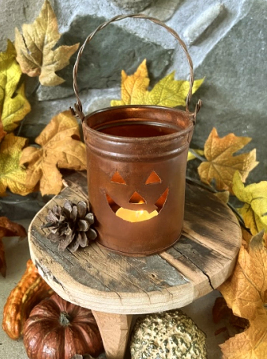 GC256225 Rusty Pumpkin Face Bucket – Old Farmhouse Primitives
