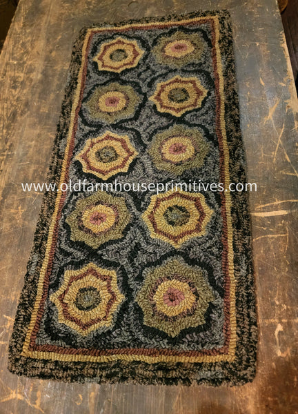 #HSD212870 Primitive "Lily Pad" Design Wool Hooked Table Runner