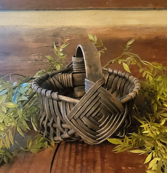 #BB-TA5 Primitive Small "Distressed Black" Egg Basket